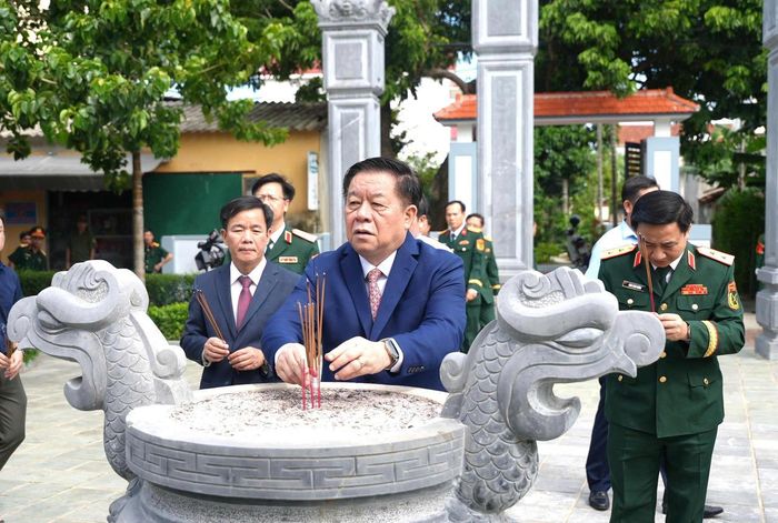 Đại tướng Nguyễn Trọng Nghĩa dâng hương tại Nhà tưởng niệm Đại tướng Võ Nguyên Giáp. (Ảnh: Trung Đức)