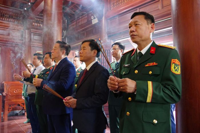 Đại tướng Nguyễn Trọng Nghĩa dâng hương, tri ân Đại tướng Võ Nguyên Giáp. (Ảnh: Xuân Diện)