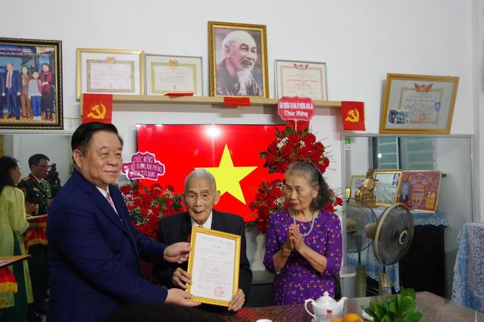 Đại tướng Nguyễn Trọng Nghĩa trao Huy hiệu 80 năm tuổi Đảng cho đảng viên Hoàng Kim Phùng, ở phường Đông Hà. (Ảnh: Xuân Diện)