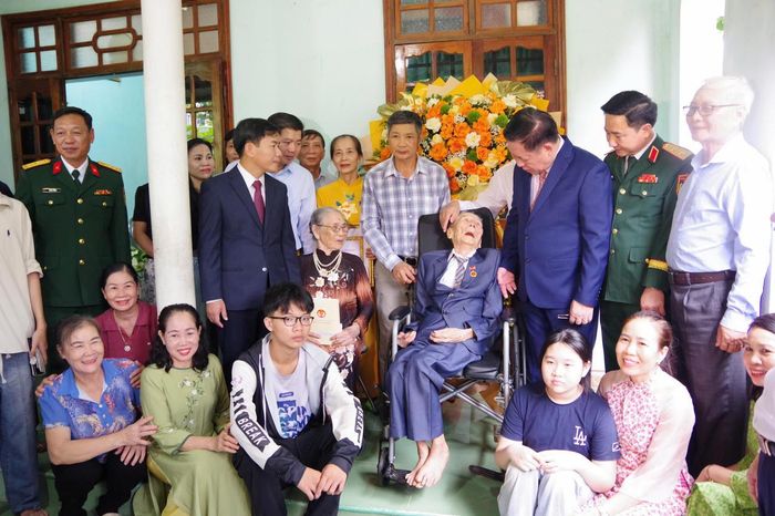 Đại tướng Nguyễn Trọng Nghĩa trao tặng Huy hiệu 80 năm tuổi Đảng cho đảng viên Nguyễn Anh Hùng. (Ảnh: Xuân Diện)