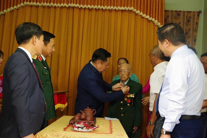 Đại tướng Nguyễn Trọng Nghĩa, lãnh đạo Quân khu 4 và tỉnh Quảng Trị chúc mừng đảng viên Đinh Hùng Thái, ở phường Đồng Sơn. (Ảnh: Xuân Diện)