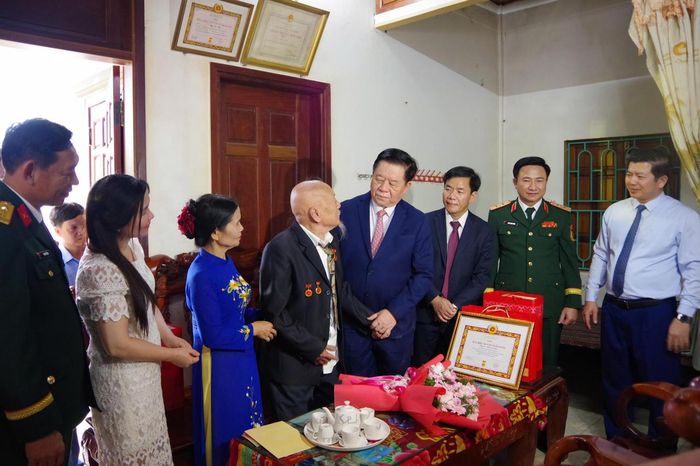 Đại tướng Nguyễn Trọng Nghĩa trao Huy hiệu 80 năm tuổi Đảng cho đảng viên Phan Bá Phù, ở xã Ái Tử. (Ảnh: Xuân Diện)