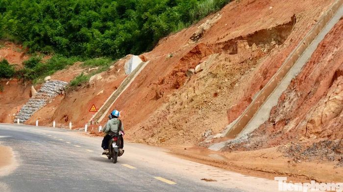  Tuyến đường xuất hiện sạt trượt, đất đá bong tách và tràn xuống sát mặt đường. 