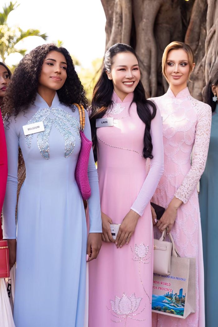 Thí sinh Miss World 2026 diện áo dài, đội nón lá tham quan quần thể Tháp Bà Ponagar. Họ lắng nghe phần giới thiệu về lịch sử hình thành công trình, đời sống tín ngưỡng cùng những giá trị văn hóa được cộng đồng người Chăm gìn giữ qua nhiều thế hệ.