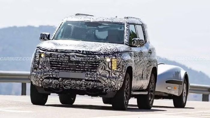 Nguyên mẫu Mitsubishi Pajero đời mới chạy thử. Ảnh: Carbuzz
