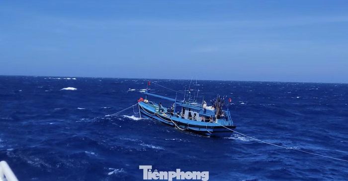Thực hiện chỉ đạo của Văn phòng Ban Chỉ đạo Phòng thủ dân sự Quốc gia, lúc 17h48 ngày 21/8, Trung tâm Phối hợp tìm kiếm, cứu nạn hàng hải Việt Nam điều động tàu SAR 631 khẩn cấp lên đường cứu nạn tàu ĐNa 90968 TS cùng 9 ngư dân. Sau nhiều giờ hành trình trong điều kiện sóng gió lớn, đến 8h48 ngày 22/8, lực lượng cứu nạn hàng hải tiếp cận được tàu cá.