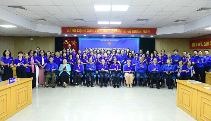 Các đại biểu và đoàn viên cơ quan T.Ư Đoàn cùng hát bài Đoàn ca và "Thời thanh niên sôi nổi. Ảnh: Xuân Tùng