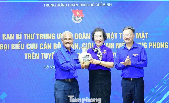 Anh Nguyễn Tường Lâm tặng quà lưu niệm tới đoàn đại biểu. Ảnh: Xuân Tùng