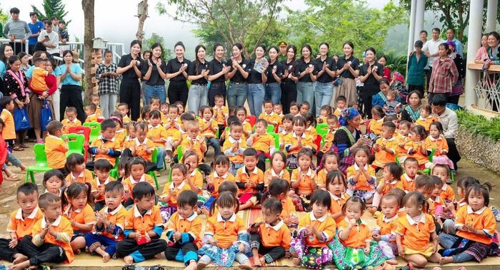 Các thí sinh còn chuẩn bị đồ ăn, trang trí khu vui chơi, trao quà và tổ chức các hoạt động cho trẻ. Tiếng cười đùa của những đứa trẻ khiến một ngày ở Mào Phô trở nên đáng nhớ hơn.