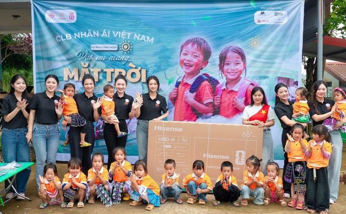 Dịp này, Hoa hậu Việt Nam 2026 trao tặng ba khu vui chơi, 3 tivi và 304 áo đồng phục cho các em nhỏ tại ba điểm trường Giang Ma, Mào Phô và Sử Thàng thuộc Trường Mầm non Tả Lèng.
