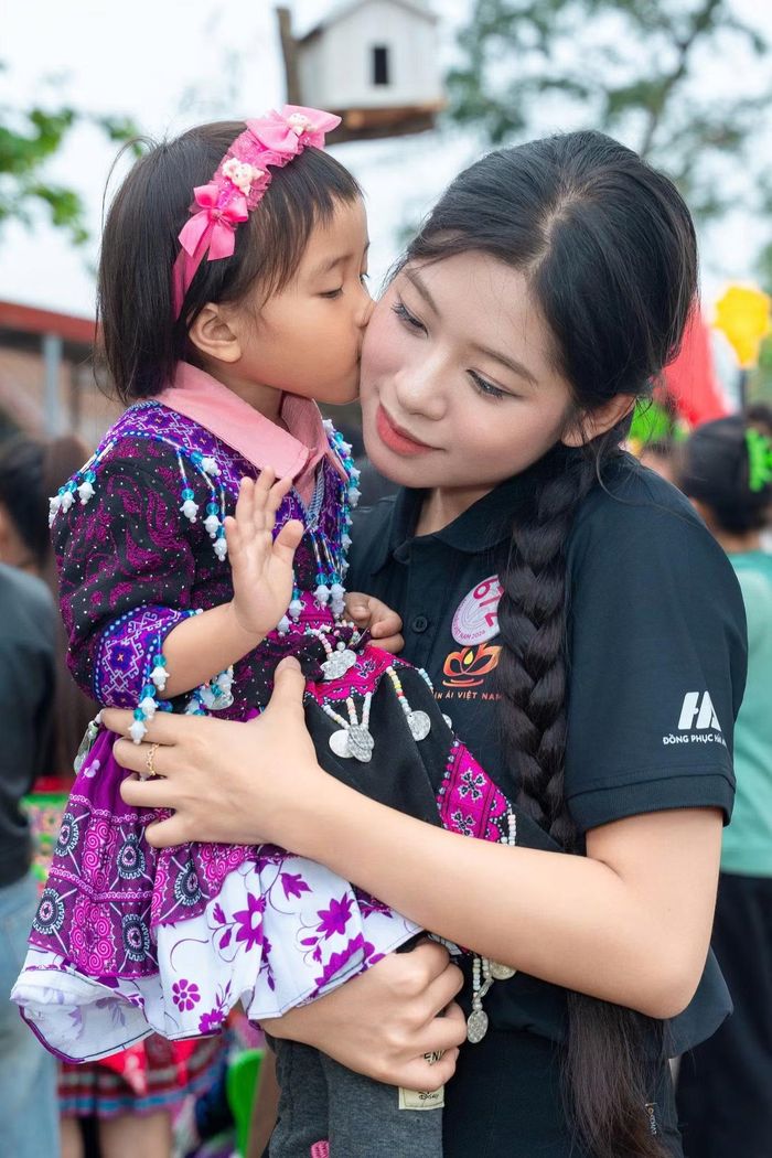Một ngày ở Mào Phô khép lại bằng những nụ cười của trẻ nhỏ và những cái ôm, cái nắm tay lưu luyến.
