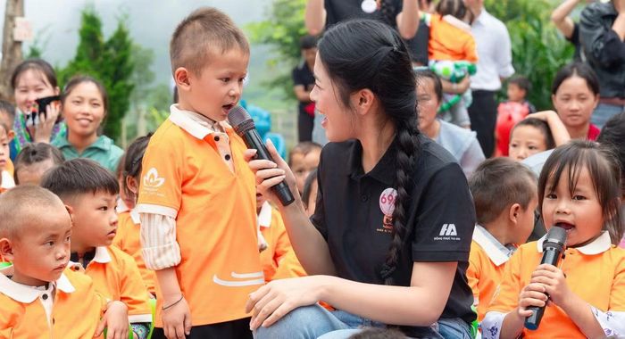 “Có lẽ sau khi rời Mào Phô, điều chúng em nhớ nhất sẽ là tiếng cười của các em. Em mong những món quà nhỏ sẽ mang đến niềm vui mỗi ngày cho các em nhỏ nơi này", thí sinh Hoàng Thị Hà Phương nói.