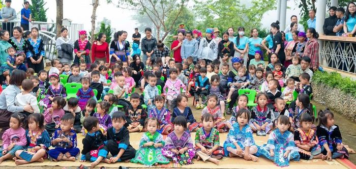 Từ sáng sớm, tại điểm trường Mào Phô, xã Tả Lèng, những đứa trẻ đã háo hức chờ các “cô hoa hậu”. Không gian sân trường vốn quen thuộc với những trò chơi giản dị trở nên rộn ràng hơn với các thí sinh Hoa hậu Việt Nam 2026.