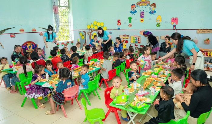 “Dự án nhân ái lần này vừa mang niềm vui đến các điểm trường, vừa giúp chúng em kết nối với nhau thông qua làm việc nhóm. Em cảm thấy tự hào khi được góp một phần công sức vào những điều tốt đẹp”, Tú Tâm chia sẻ.