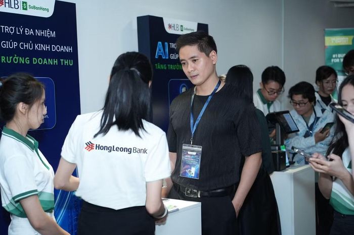 Hình ảnh chủ shop hào hứng tham gia trải nghiệm trực tiếp tại sự kiện