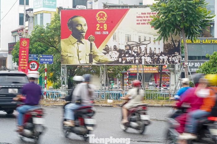 Không chỉ những tuyến phố lớn, sắc đỏ của cờ Tổ quốc cũng hiện diện trong các khu dân cư, ngõ phố Hà Nội trước ngày Quốc khánh.
