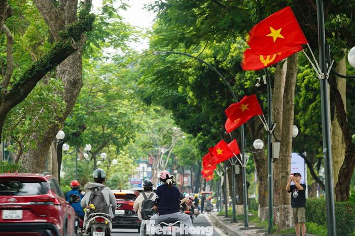 Không gian quanh đường Thanh Niên được trang trí cờ, pano và hoa, tạo điểm nhấn bên hồ Tây.