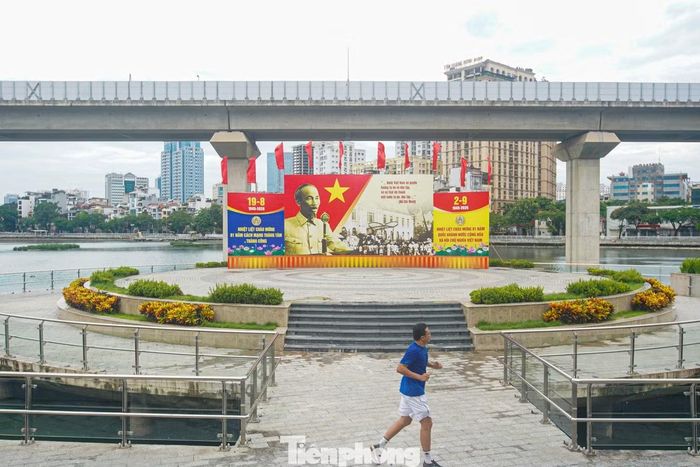 Sân khấu nổi hồ Hoàng Cầu được trang trí áp phích cỡ lớn chào mừng Cách mạng Tháng Tám và Quốc khánh 2/9.