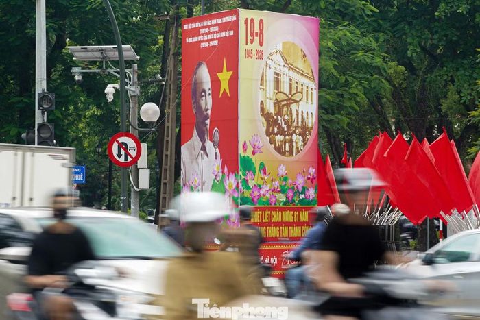 Pano khổ lớn cùng những hàng cờ tạo điểm nhấn tại khu vực ngã tư Phan Đình Phùng - Thụy Khuê.