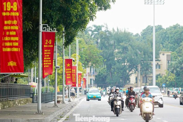 Cờ, băng rôn và khẩu hiệu chào mừng được trang hoàng dọc các tuyến đường khu vực trung tâm như Độc Lập, Hoàng Diệu.