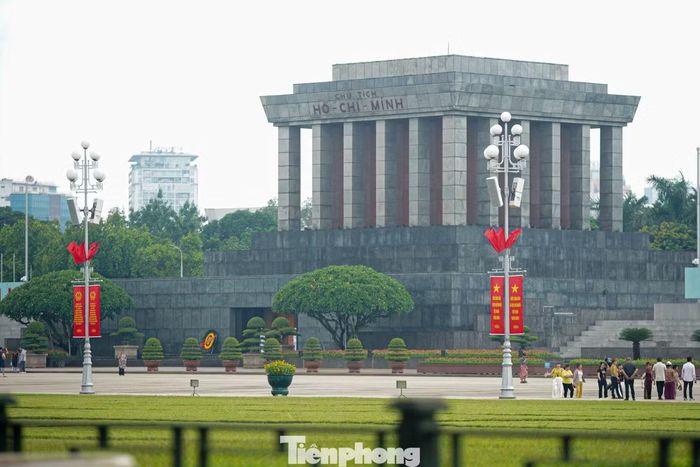 Quảng trường Ba Đình rực rỡ cờ hoa. Tại nơi đây, ngày 2/9/1945, Chủ tịch Hồ Chí Minh đọc Tuyên ngôn Độc lập, khai sinh nước Việt Nam Dân chủ Cộng hòa.