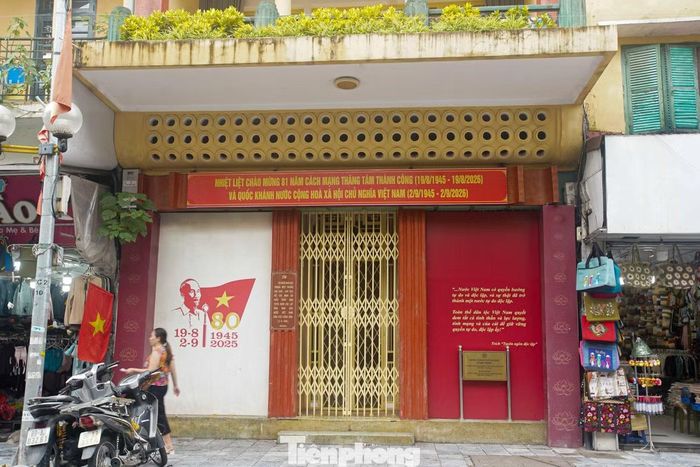 Ngôi nhà số 48 Hàng Ngang - nơi Chủ tịch Hồ Chí Minh viết bản Tuyên ngôn Độc lập - được trang hoàng trong những ngày Hà Nội hướng tới Quốc khánh 2/9.