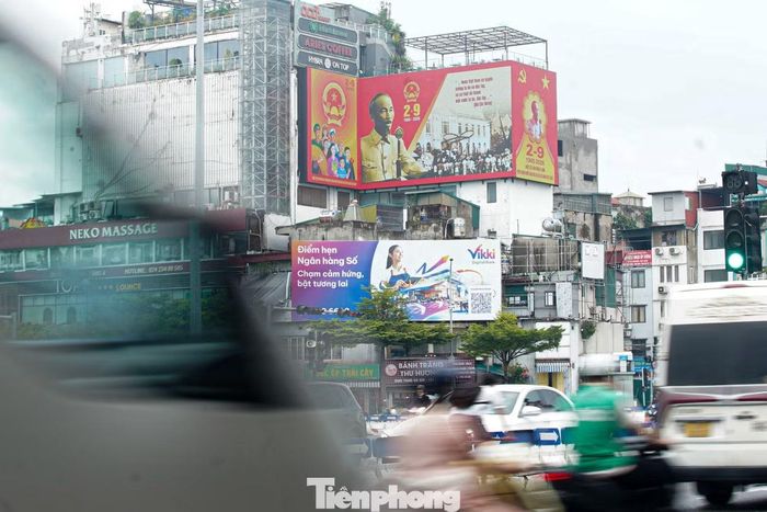 Hệ thống pano, băng rôn, khẩu hiệu được bố trí trên nhiều trục đường, khu vực công cộng và nút giao thông của Thủ đô.