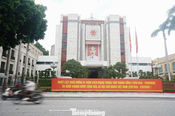Pano, khẩu hiệu cỡ lớn được bố trí trước trụ sở HĐND - UBND thành phố Hà Nội, hướng tới kỷ niệm Cách mạng Tháng Tám và Quốc khánh 2/9.