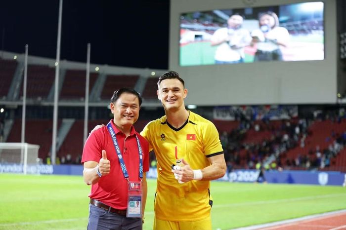 Phó chủ tịch Trần Anh Tú chia vui với thủ môn Patrik Lê Giang sau chiến thắng 2-0 của đội tuyển Việt Nam tại Rajamangala (ảnh Hữu Phạm)