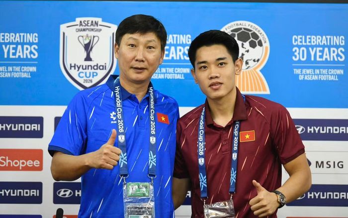 HLV Kim Sang-sik và Đình Bắc tại cuộc họp báo sáng 25/8