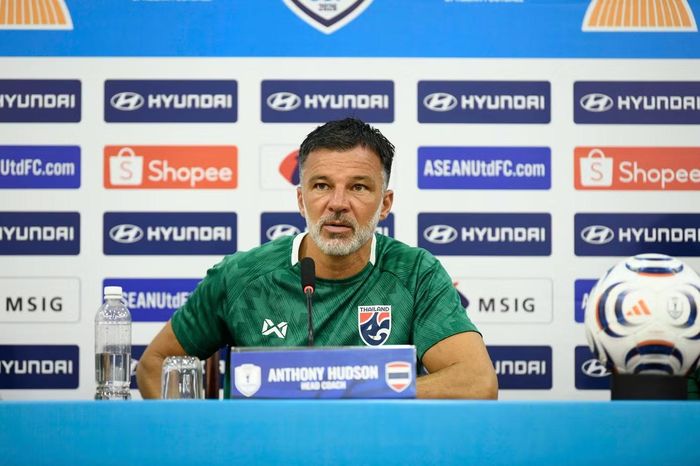 Ông Anthony Hudson động viên các cầu thủ Thái Lan nỗ lực ngược dòng tại Mỹ Đình trước đội tuyển Việt Nam