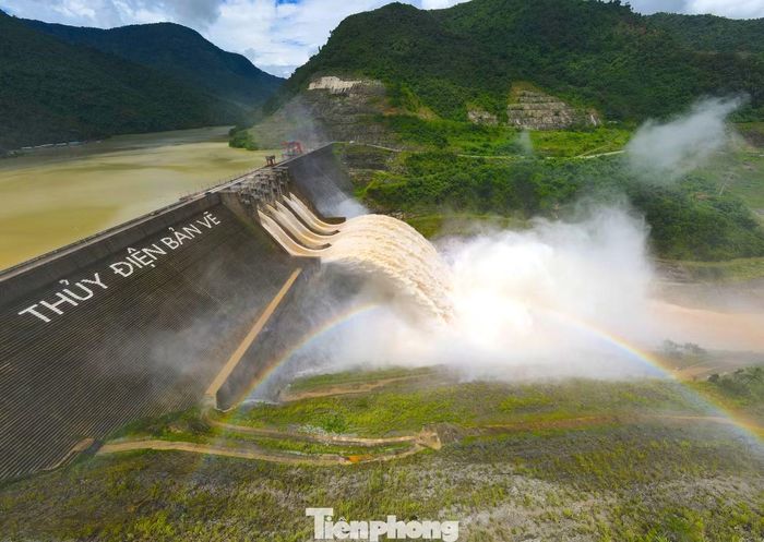 Thủy điện Bản Vẽ là công trình thủy điện lớn nhất khu vực Bắc miền Trung xây dựng tại thượng nguồn Nậm Nơn (sông Lam). Đập chính và nhà máy điện đặt tại bản Vẽ, xã Yên Na, tỉnh Nghệ An .