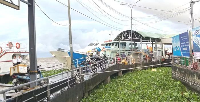 Ngày 25/8, tàu từ bờ đi đảo Phú Quốc ngưng hoạt động vì thời tiết xấu.