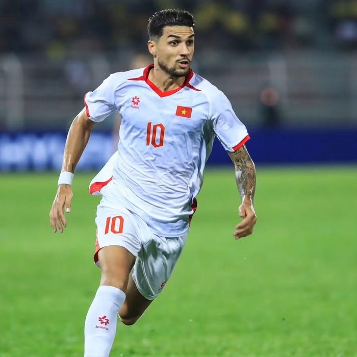 Hoàng Hên ra mắt tuyển Việt Nam trong chiến thắng 3-0 trước Bangladesh trên sân Hàng Đẫy ngày 26/3. Anh đã có 9 lần khoác áo tuyển Việt Nam. Việc được trao áo số 10 cũng chứng tỏ sự kỳ vọng dành cho cầu thủ có nhiệm vụ tổ chức và sáng tạo trong đội hình của HLV Kim Sang-sik.