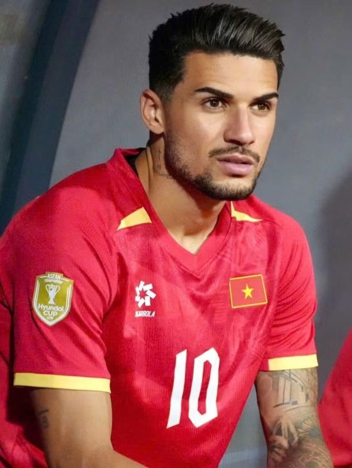 Tên khai sinh của Đỗ Hoàng Hên là Hêndrio Araújo da Silva. Anh sinh ra tại Brazil, lên 10 tuổi cùng gia đình chuyển sang Tây Ban Nha. Cái tên Đỗ Hoàng Hên được cầu thủ lựa chọn trong quá trình hoàn tất thủ tục nhập quốc tịch. Chữ “Hên” giữ lại âm đọc quen thuộc trong tên Hêndrio, đồng thời mang ý nghĩa may mắn trong tiếng Việt. Sau khi lên tuyển, ngoại hình nam tính, mái tóc gọn cùng những hình xăm trên cổ và cánh tay khiến tiền vệ này nhận thêm sự chú ý bên ngoài sân cỏ.