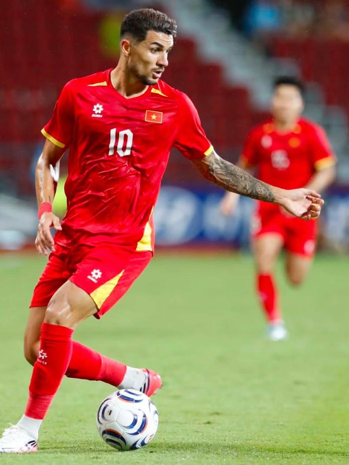 Tiền vệ sinh ngày 16/5/1994, cao 1,81 m sở hữu thể hình cân đối và nền tảng kỹ thuật được đào tạo bài bản. Sau thời gian đầu làm quen, Hoàng Hên dần tìm được tiếng nói chung với các tuyển thủ Việt Nam, đặc biệt là những đồng đội từng chơi cùng anh tại Hà Nội FC và Nam Định.