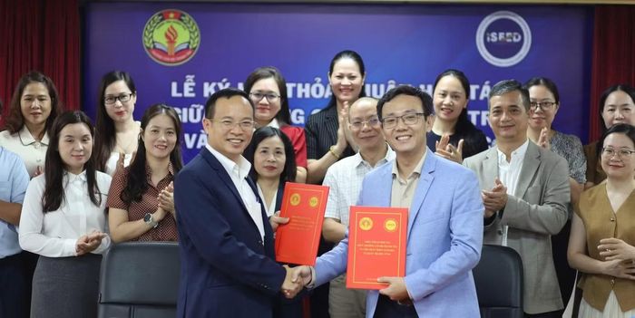 Ông Nguyễn Văn Lương (người đứng bên trái hàng trên), Hiệu trưởng Trường Cán bộ Thanh tra và ông Phạm Ngọc Quang Trung (người đứng hàng trên bên phải) kí kết hợp tác giữa hai đơn vị. Ảnh: NTCC