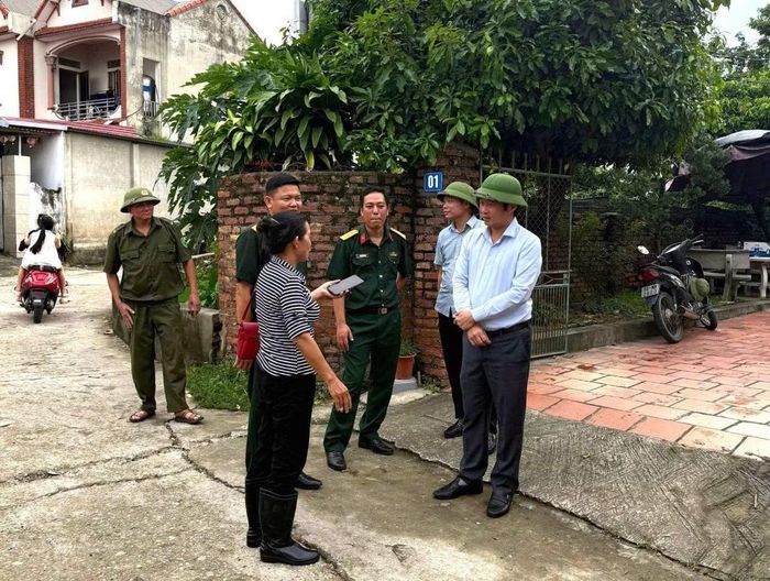 Chủ tịch UBND xã Trung Giã trực tiếp đến thăm, kiểm tra tình hình ngập lụt và công tác ứng phó tại thôn An Lạc.