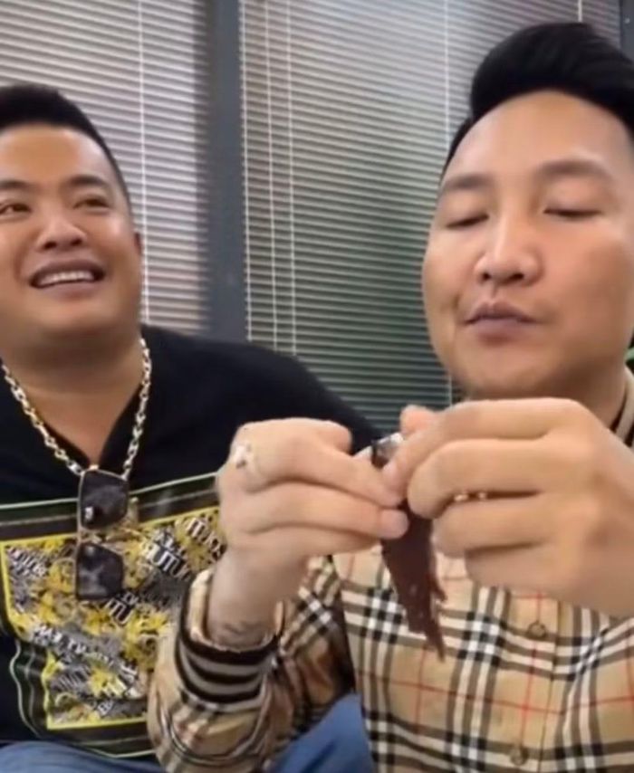 Hải Sa Pa và Huấn Hoa Hồng trên một livestream bán thịt trâu sấy. Ảnh: Cắt từ video.