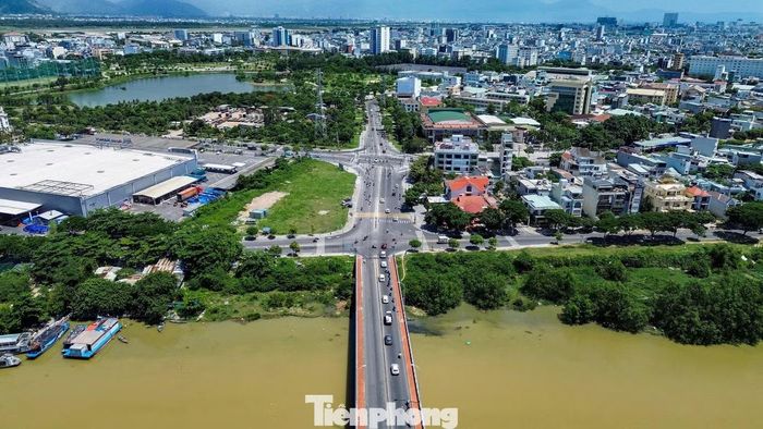Hiện trạng cụm nút giao thông Lê Thanh Nghị - Cách Mạng Tháng Tám - Thăng Long - đường dẫn lên cầu Hòa Xuân.
