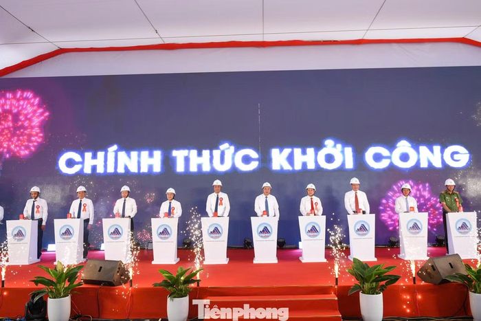 Phó Thủ tướng Thường trực Chính phủ Phạm Gia Túc và các đại biểu ấn nút khởi công dự án.