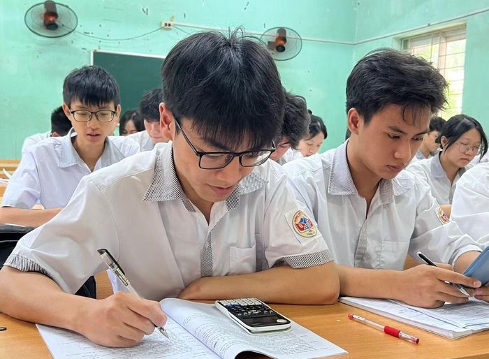 Học sinh THPT hiện nay nhiều em cao vượt trội, bàn ghế cũ không còn phù hợp.