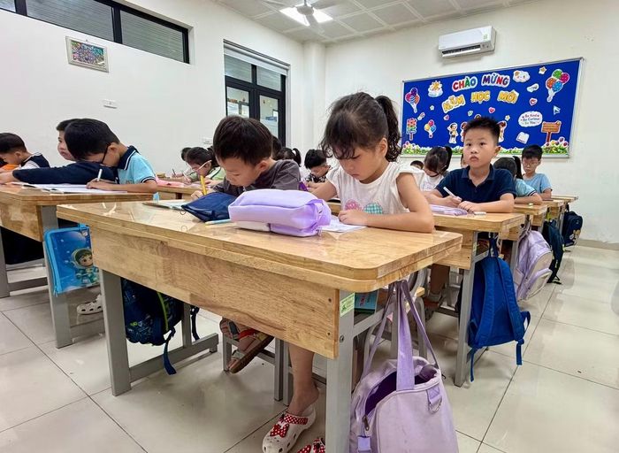 Bàn ghế ở Trường tiểu học Kim Liên được thiết kế thêm móc treo cặp (ảnh: Hà Linh)