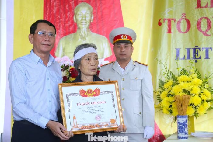 Ông Vi Ngọc Quỳnh - Phó Giám đốc Sở Nội vụ Nghệ An trao bằng Tổ quốc ghi công cho thân nhân liệt sĩ Nguyễn Văn Ba.