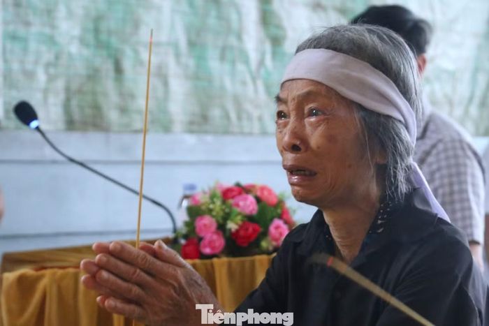 Bà Phạm Thị Tích - vợ liệt sĩ Nguyễn Văn Ba - xúc động tại buổi lễ trao Bằng “Tổ quốc ghi công”.