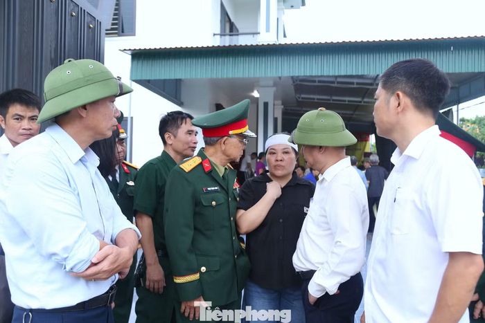 Lãnh đạo Trung tâm điều dưỡng thương binh Nghệ An thăm hỏi thân nhân gia đình liệt sĩ Nguyễn Văn Ba.