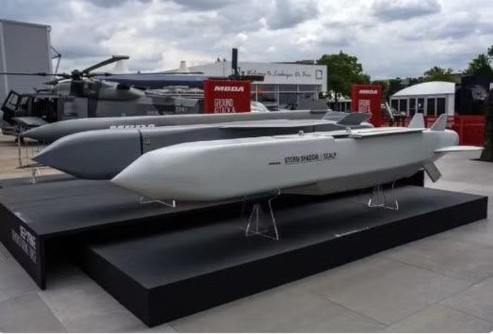 Tên lửa tầm xa Storm Shadow được trưng bày tại Trung tâm Triển lãm quốc tế Farnborough, Anh, tháng 7/2026. (Ảnh: Getty)