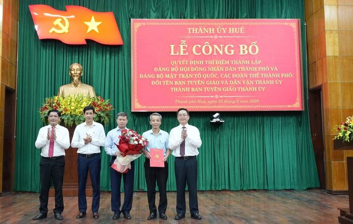 Trao quyết định đổi tên Ban Tuyên giáo và Dân vận Thành ủy thành Ban Tuyên giáo Thành ủy Huế.