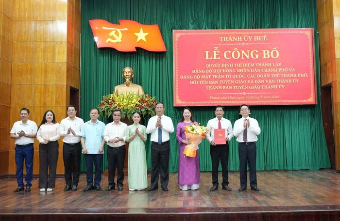 Trao quyết định thí điểm thành lập Đảng bộ Mặt trận Tổ quốc, các đoàn thể TP. Huế.