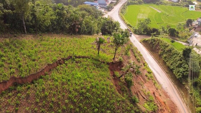 Vết nứt lớn xuất hiện trên sườn đồi phía trên Quốc lộ 3B, đoạn dốc Nặm Cảng, xã Chợ Đồn